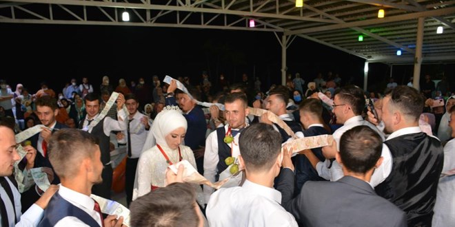 Böyle takı görülmedi: Arkadaşlarından 75 metre uzunluğunda para