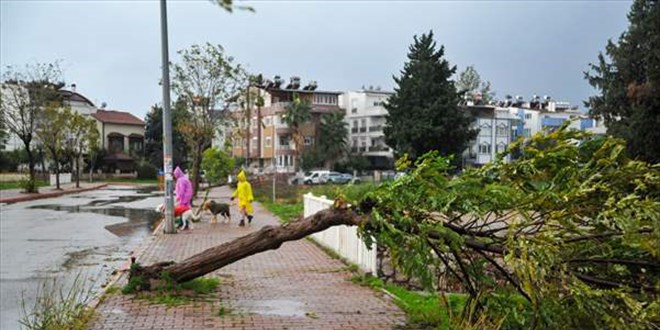 Antalya'da 'dışarıda işi olmayanlar evde dursun' uyarısı