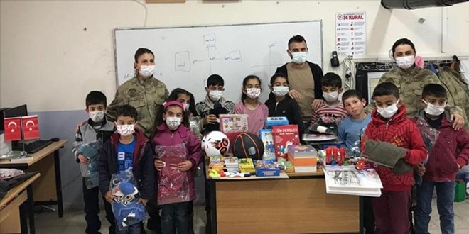 Mehmetçik Ağrı'daki köy çocuklarını hediyelerle sevindirdi