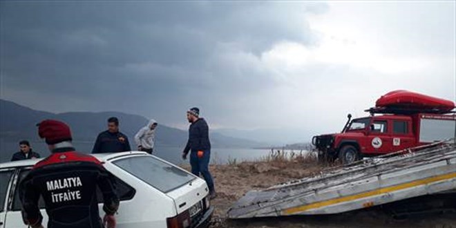 Malatya'da el freni çekilmeyen otomobil baraj gölüne düştü