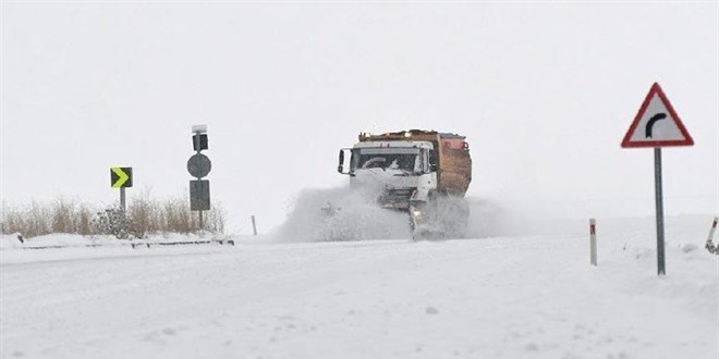 Erzincan ve Kars'ta kardan kapanan 50 köy yolu açıldı