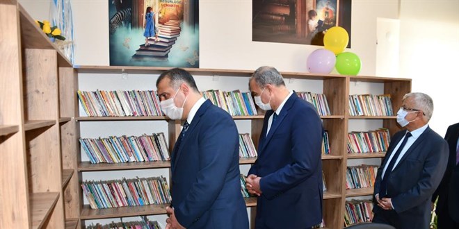 Bu kütüphanelerin mobilyaları öğrencilerden, dekorasyonu öğretmenlerden