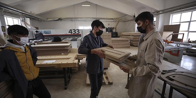 Liseliler mezun olmadan sektörün aranan elemanı oluyor