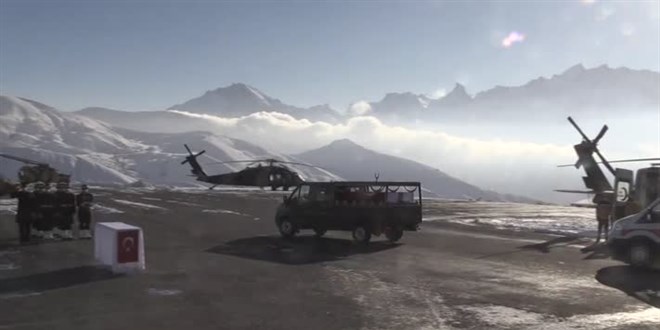 Hakkari'de şehit askerler için tören düzenlendi
