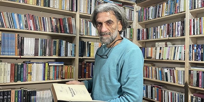 Kitap okuma tutkusuyla biriktirdiği 10 bin kitapla sahaf oldu