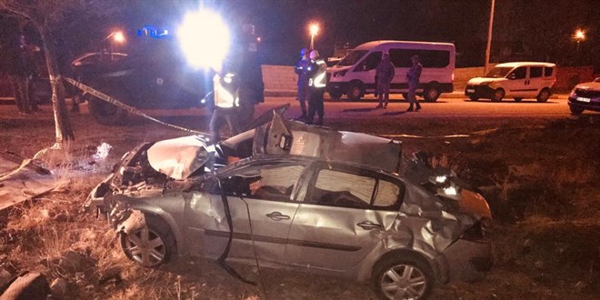 Ağrı'da kaza yapan otomobildeki 2 uzman çavuş ağır yaralandı