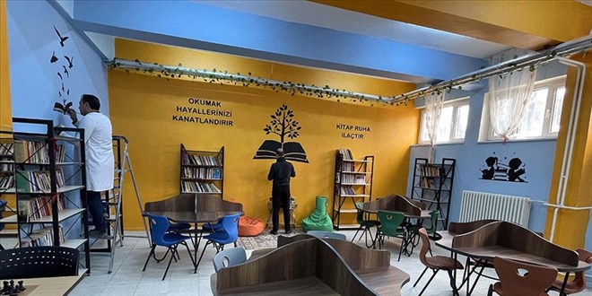 Resim öğretmenleri kütüphane duvarlarını tuvale dönüştürdü