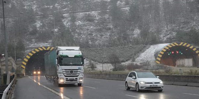 Bolu Dağı'nda kar kalınlığı 10 santimetreyi geçti