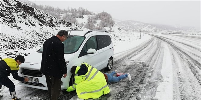 Kar nedeniyle yolda kalan ailenin yardmna polis yetiti