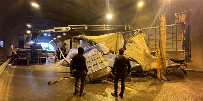 Tünelde devrilen tır nedeniyle kapanan sahil yolu ulaşıma açıldı