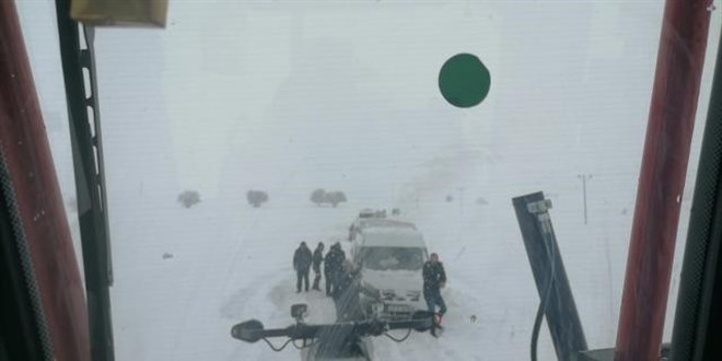 Tipi nedeniyle yol kapandı, öğrenciler mahsur kaldı