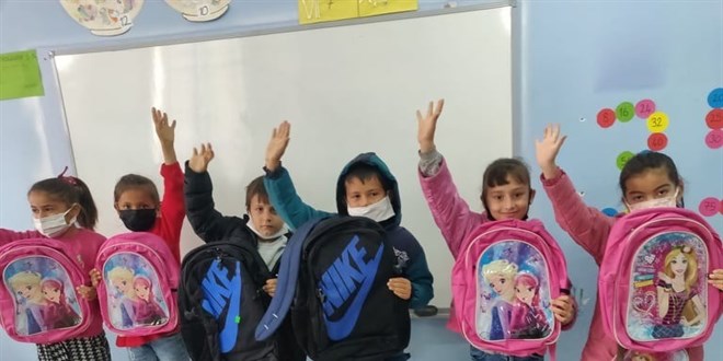 Vefakar öğretmen öğrencilerini yalnız bırakmıyor