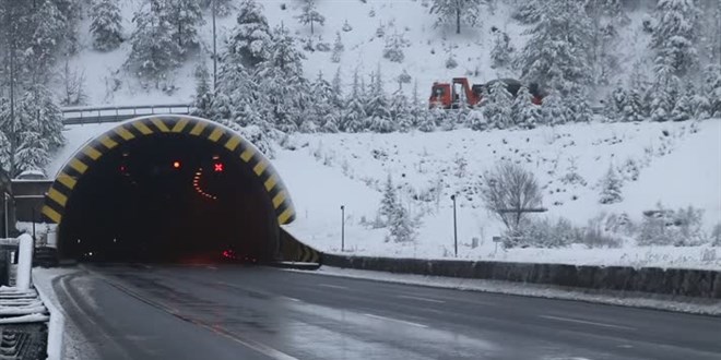 Bolu Dağı'nda kar yağışı etkili oluyor