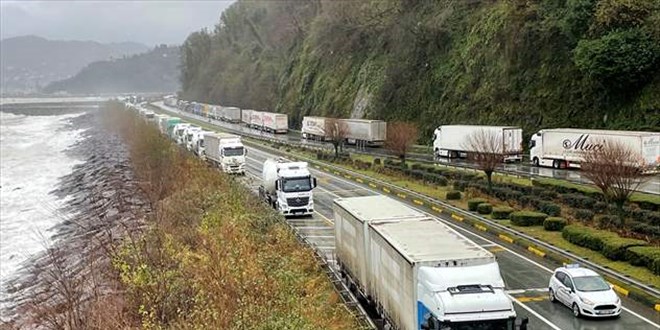 Sarp Sınır Kapısı'nda 12 kilometrelik tır kuyruğu oluştu