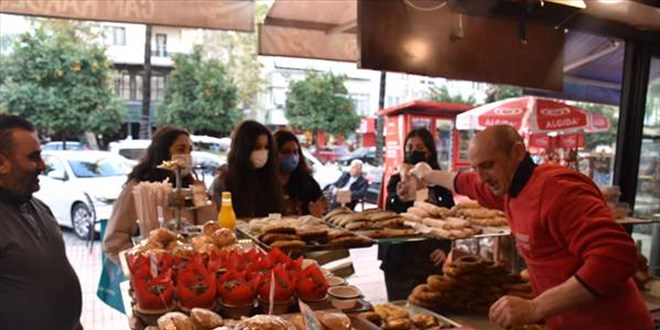 Dolar düşünce bedava poğaça, simit dağıttı
