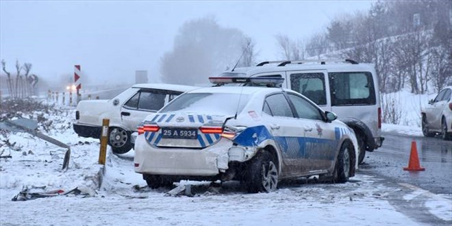 Trafik kazasna mdahale eden polis memuruna ara arpt