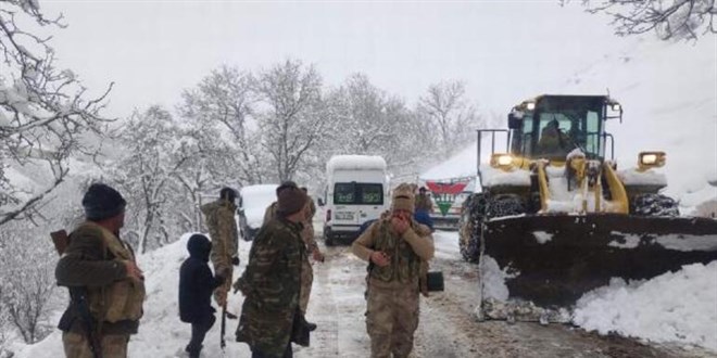 Siirt'te yolda mahsur kalan güvenlik korucuları kurtarıldı