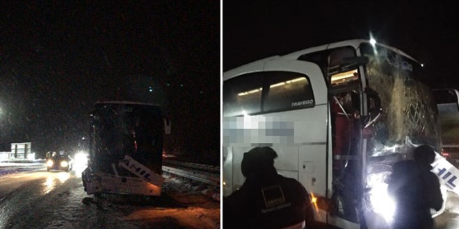 Yolcu otobüsü, TIR'a çarptı: 1'i polis 15 yaralı