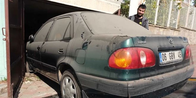Yeni alındıktan sonra 21 yıl küflü garajda kalan otomobil yola çıkarıldı