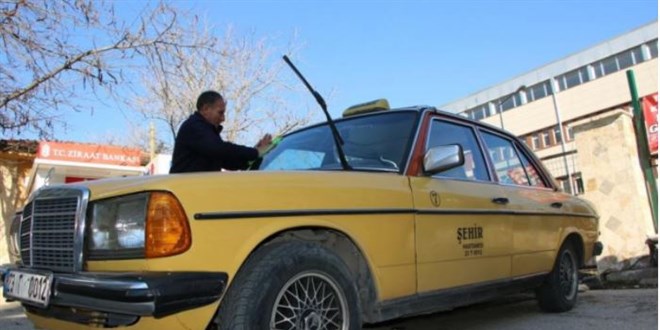 Mslm Grses binmiti, kentin en eski taksisi halen yollarda