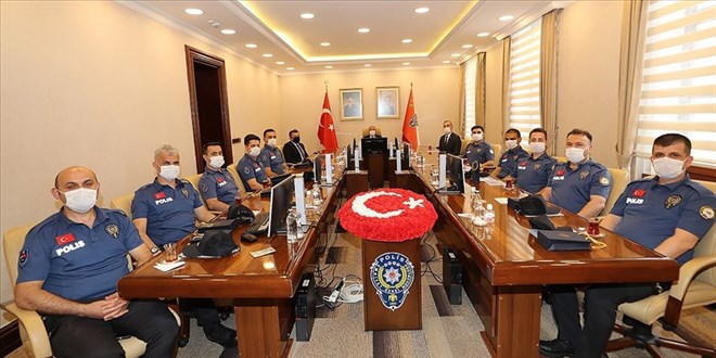 Türk polisi, Macaristan'da Türk tırlarını kaçak göçmenlerden koruyacak