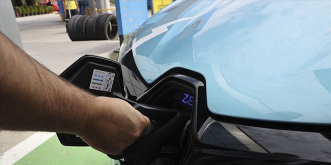 Türkiye'de her iki elektrikli araca bir şarj istasyonu düşüyor