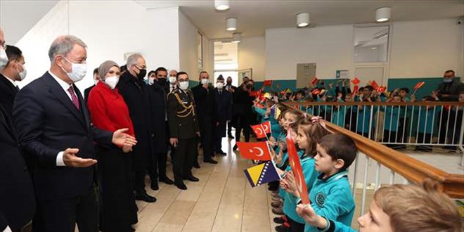 Bakan Akar'a Boşnak öğrencilerden 'Plevne Marşı' sürprizi