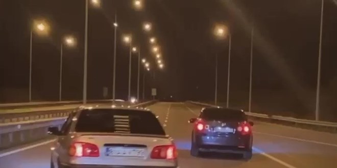Çakarlı araçla trafiği tehlikeye atanlar sosyal medyadan yakalandı