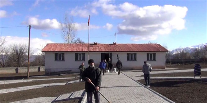 Köylüler, terör olayları nedeniyle kapatılan okulu yeniledi