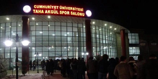 Sivas'ta binlerce renci eksi 6 derece soukta saatlerce sra bekledi