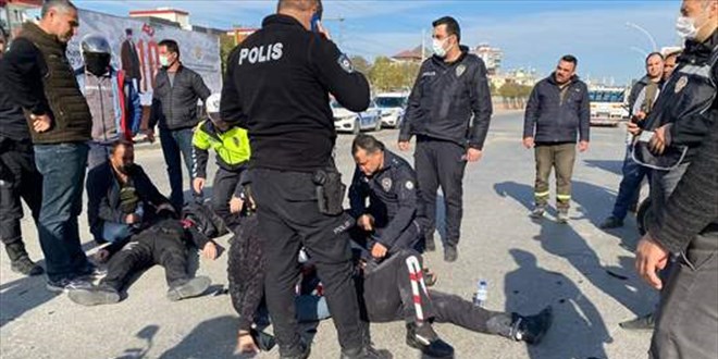 Otomobil ile arpan motosikletteki 2 polis yaraland