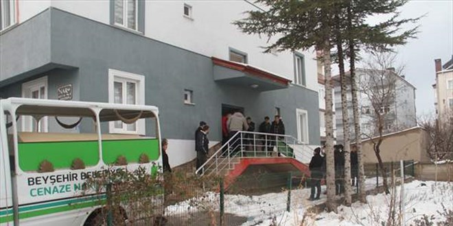 42 yaşındaki felsefe öğretmeni evinde ölü bulundu
