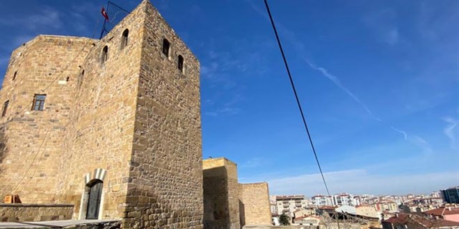 Niğde Kalesi'nde çöken bölge ziyarete kapatıldı