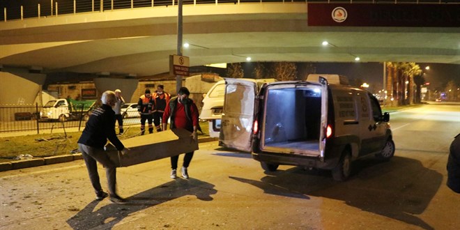 Denizli'de ağaca çarpan minibüsteki 2 kişi öldü, 2 kişi yaralandı