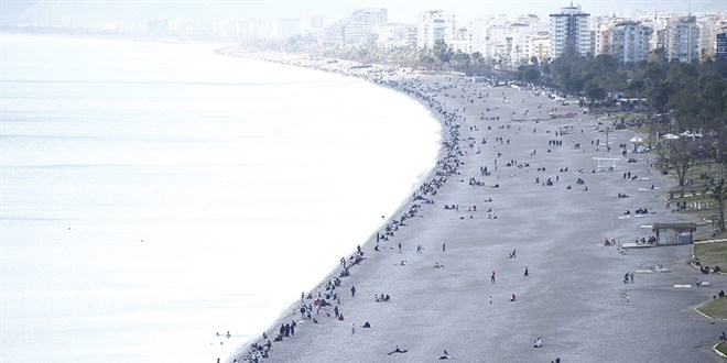 Antalya'da güneşli havayı fırsat bilenler sahillerde yoğunluk oluşturdu