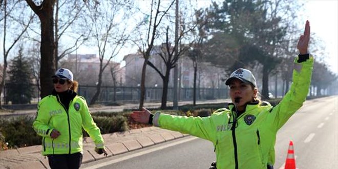 Ekip arkadaşı iki kadın polis, trafiğin düzenli akışı için mesai harcıyor