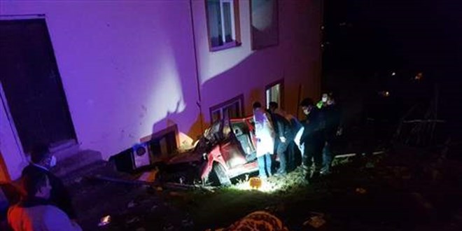 Yol kenarındaki eve çarpan kamyonetteki 2 kişi öldü