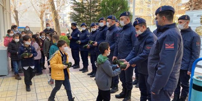 Kahramanmaraş'ta ilkokul öğrencileri Mehmetçik için atkı ördü