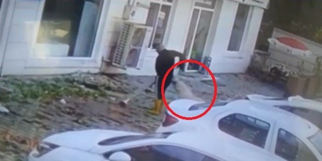 Kaldırımı temizlerken köpeğin saldırısına uğradı