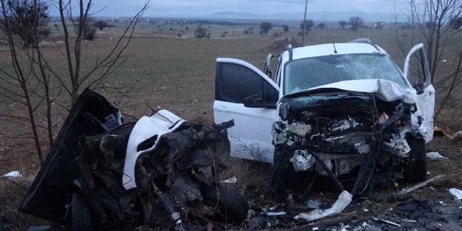 Uşak'ta feci kaza: Araç ikiye bölündü!