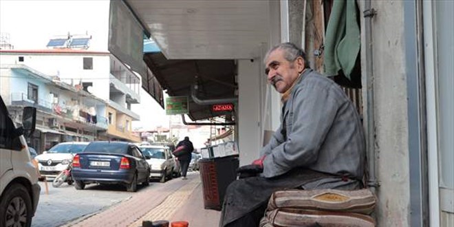Aynı köşede ayakkabı boyayarak 54 yıl geçirdi