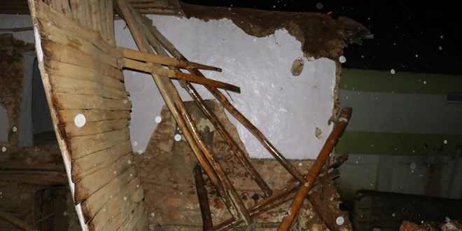 Yıkım çalışmaları sırasında çöken toprak evin enkazında kalan işçi öldü