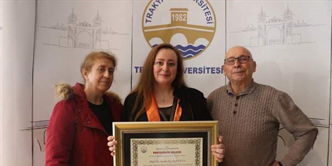 Profesör unvanı alarak, kanserden vefat eden kardeşinin hayalini gerçekleştirdi