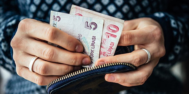 Emekli öğretmenlere 884 liralık zam