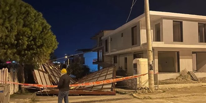 Uçan çatı elektrik tellerini kopardı cihaza bağlı gence komşular yardım etti