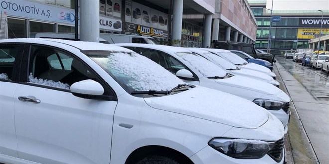 Otomobil satıcıları 'Uzun vadeli çözüm için döviz düşmeli'