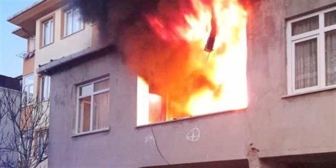 Ailesinin olduğu evi ateşe verdi, bıçakla itfaiyeyi engelledi