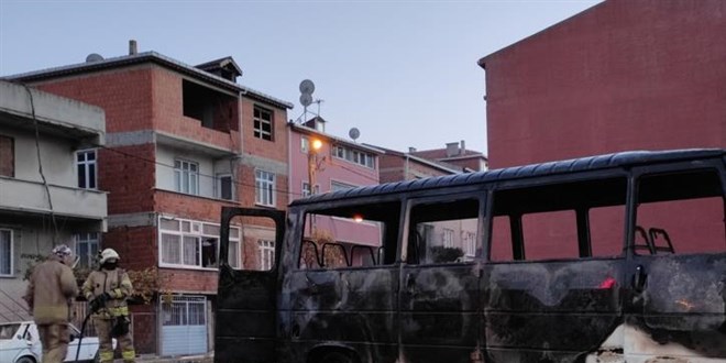 Avcılar'da 3 kişinin minibüsü yakma anı güvenlik kamerasına yansıdı