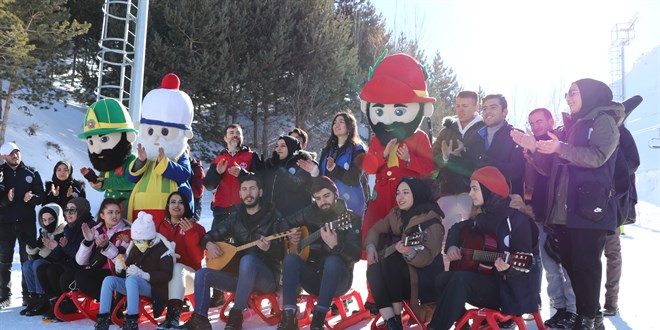 Üniversite öğrencileri Palandöken'de kayak ve mini konserle sınav stresini attı