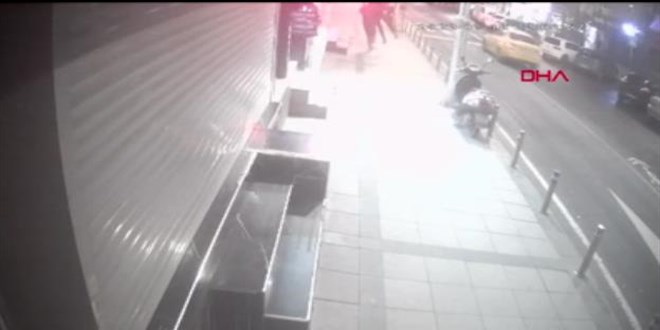 Kıyafetleri gözüne kestiren hırsızlar mankenle birlikte çaldı